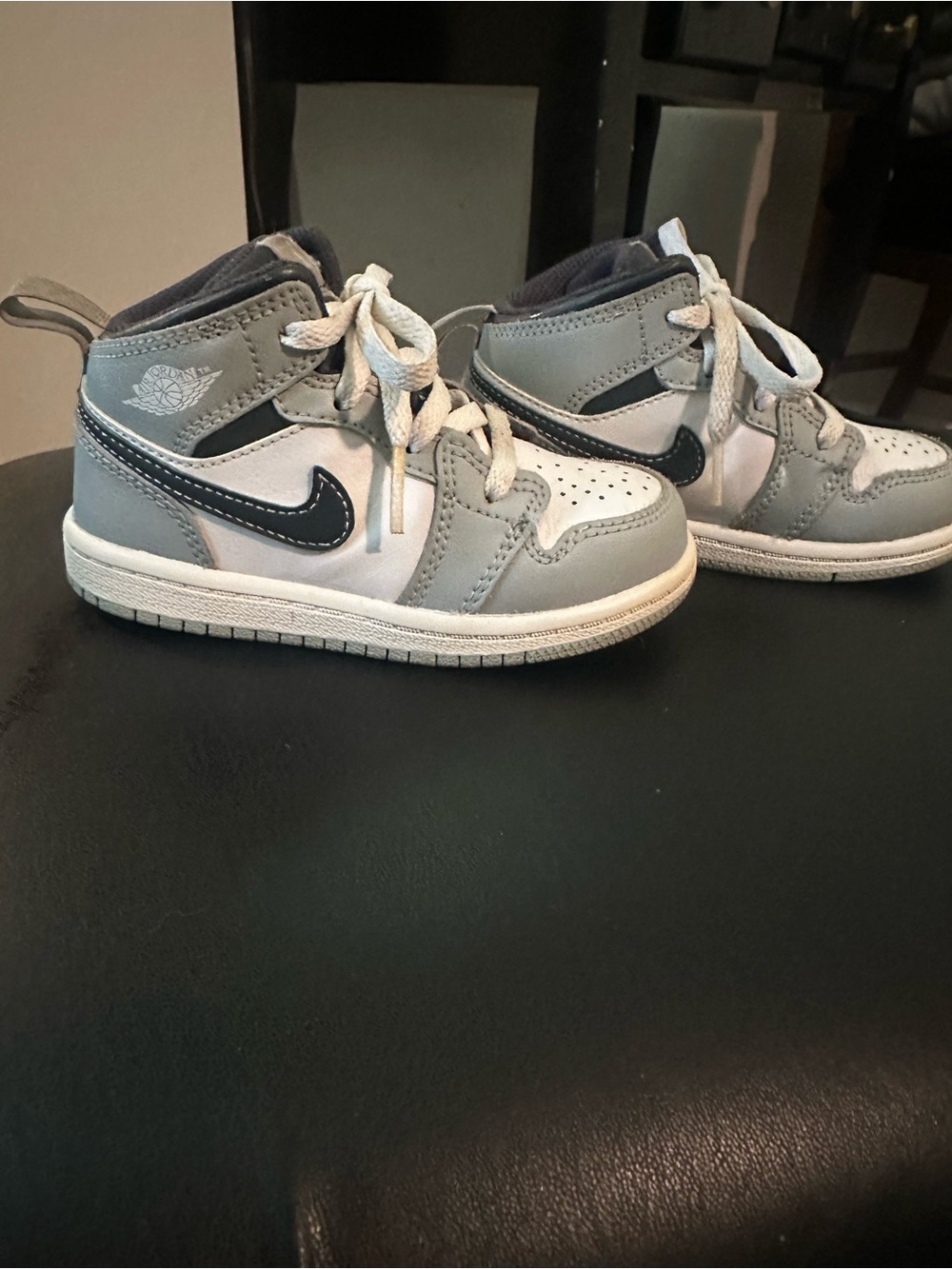 Air Jordan 1 Mid 'Light Smoke Grey